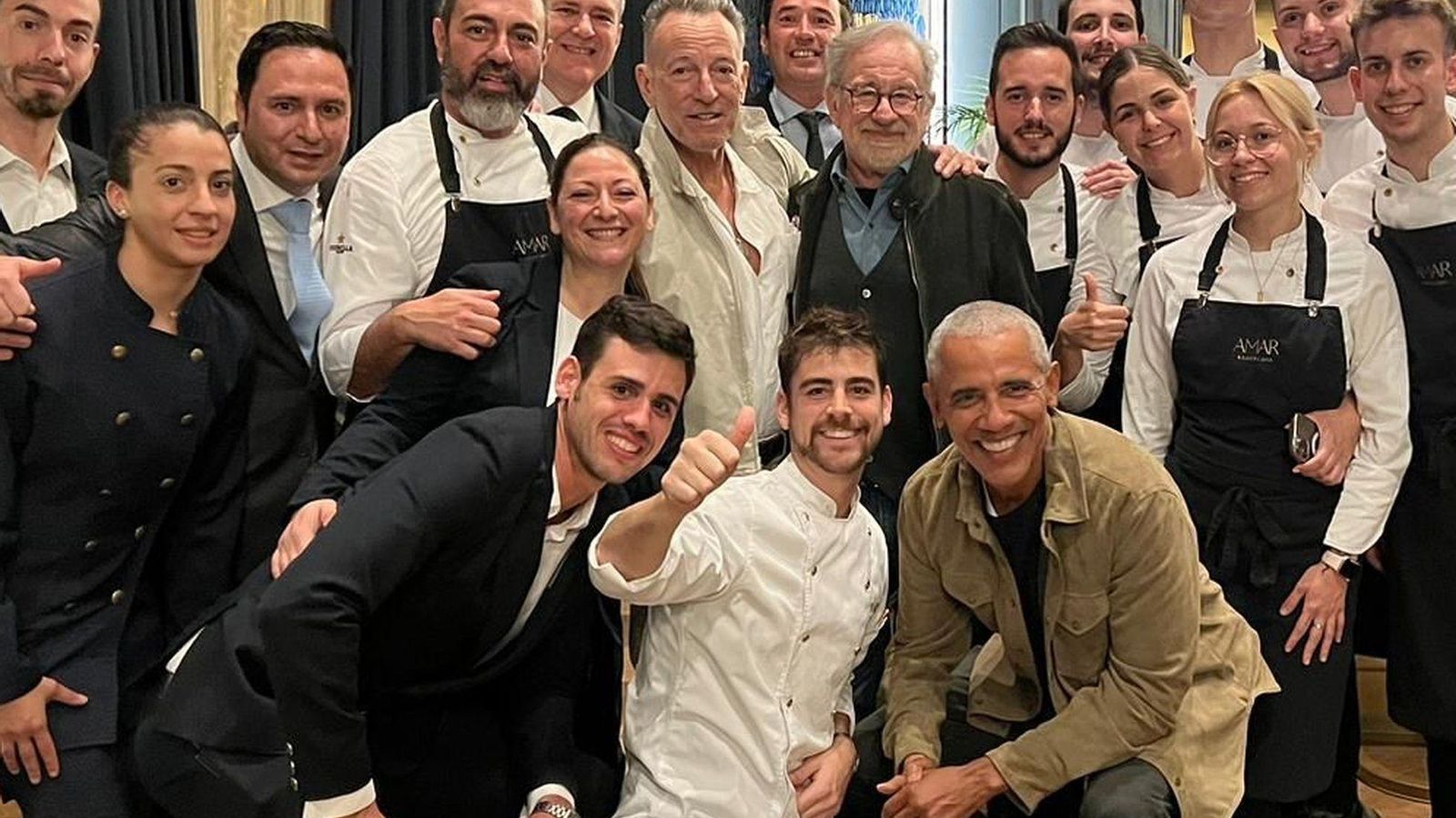 Rafa Zafra, con barba junto a Springsteen, con su equipo y los otros dos selectos clientes, Spielberg y Obama
