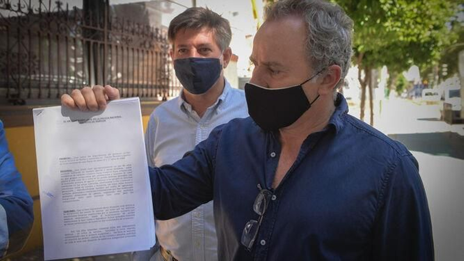 Dos de los padres denunciantes, con el escrito que presentaron a la Policía