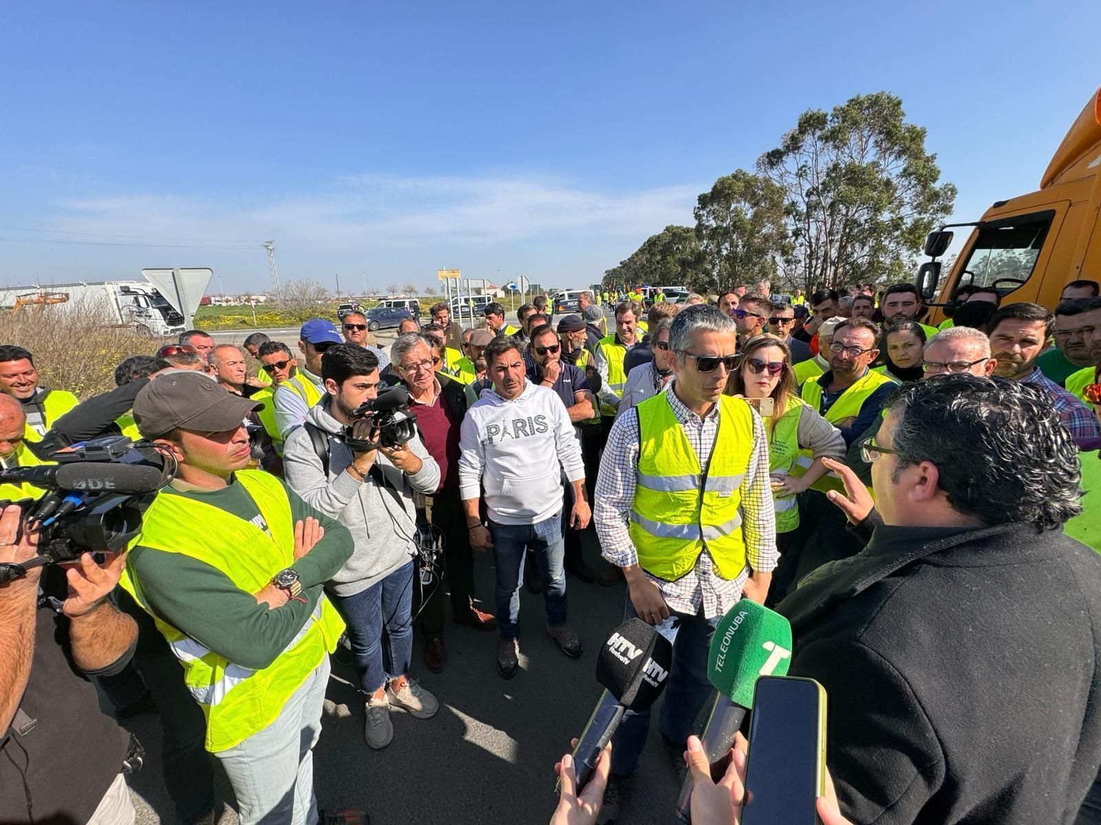 Los agricultores de Huelva cortan la A-49 y provocan el caos: las imágenes del momento