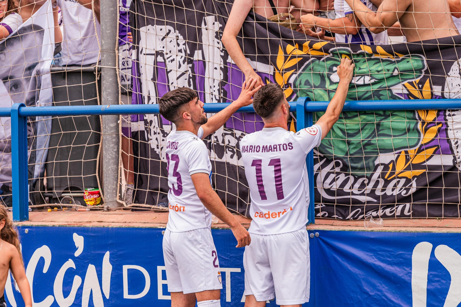 Mario Martos y Curro Burgos saludan a aficionados del Real Jaén en la ida.