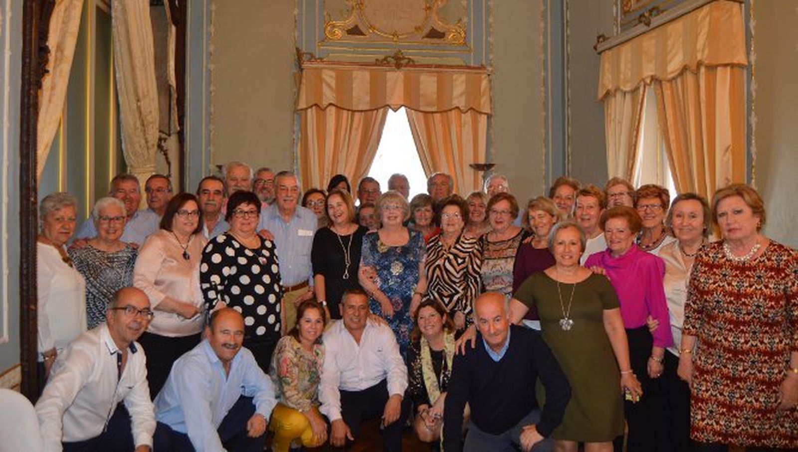 La profesora Ana Benítez Tornay, con el grupo de alumnos del Centro de Adultos Viento de Levante, durante el almuerzo celebrado en el Casino Gaditano con motivo de su jubilación.