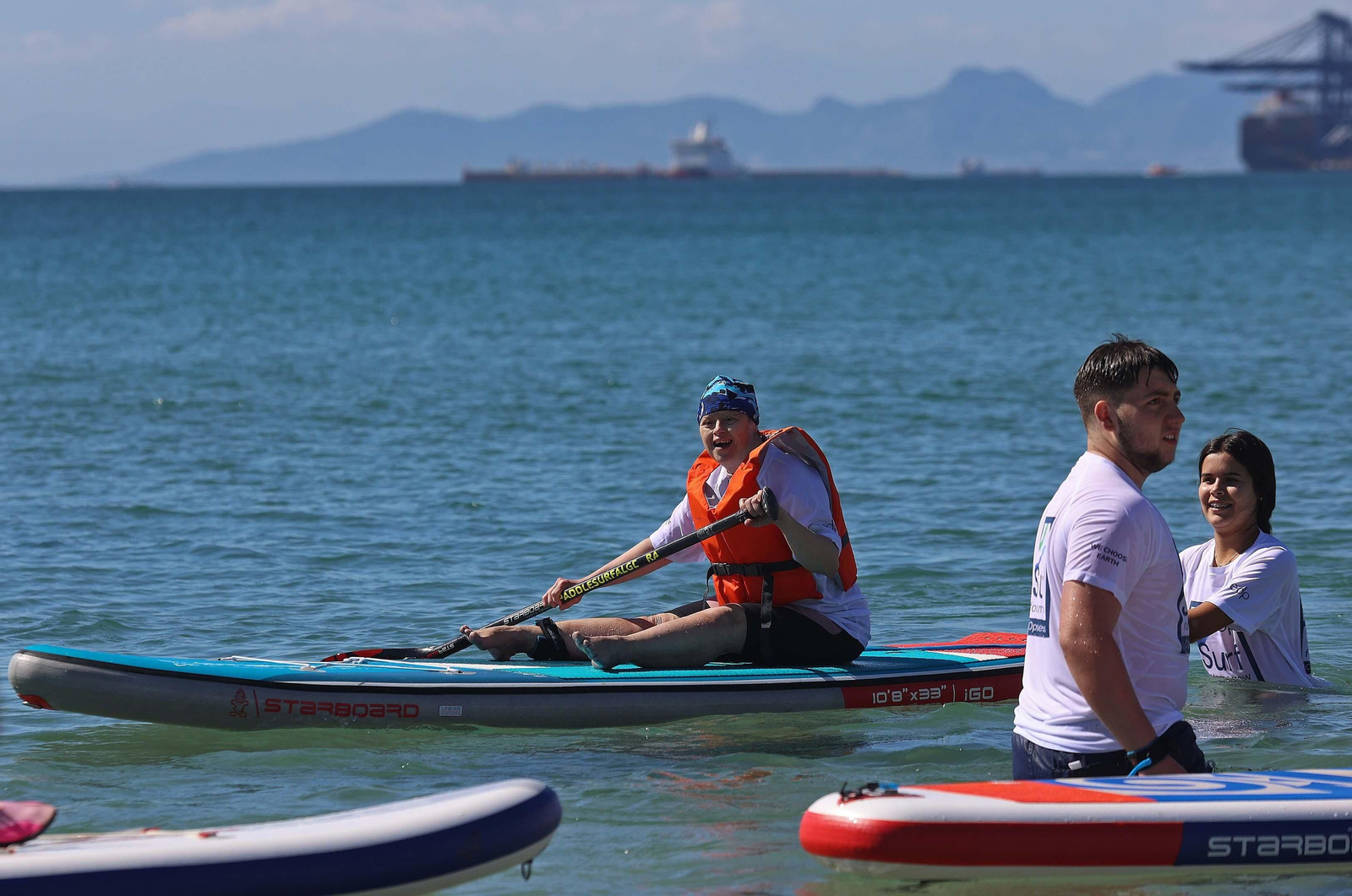 Fotos de la jornada de paddel surf inclusivo de EDP en Palmones