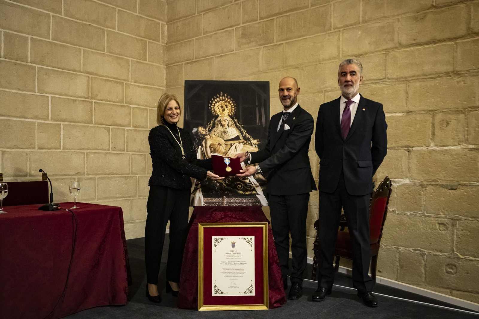 La entrega de la Medalla de Oro de Jerez a la Virgen de las Angustias, en imágenes