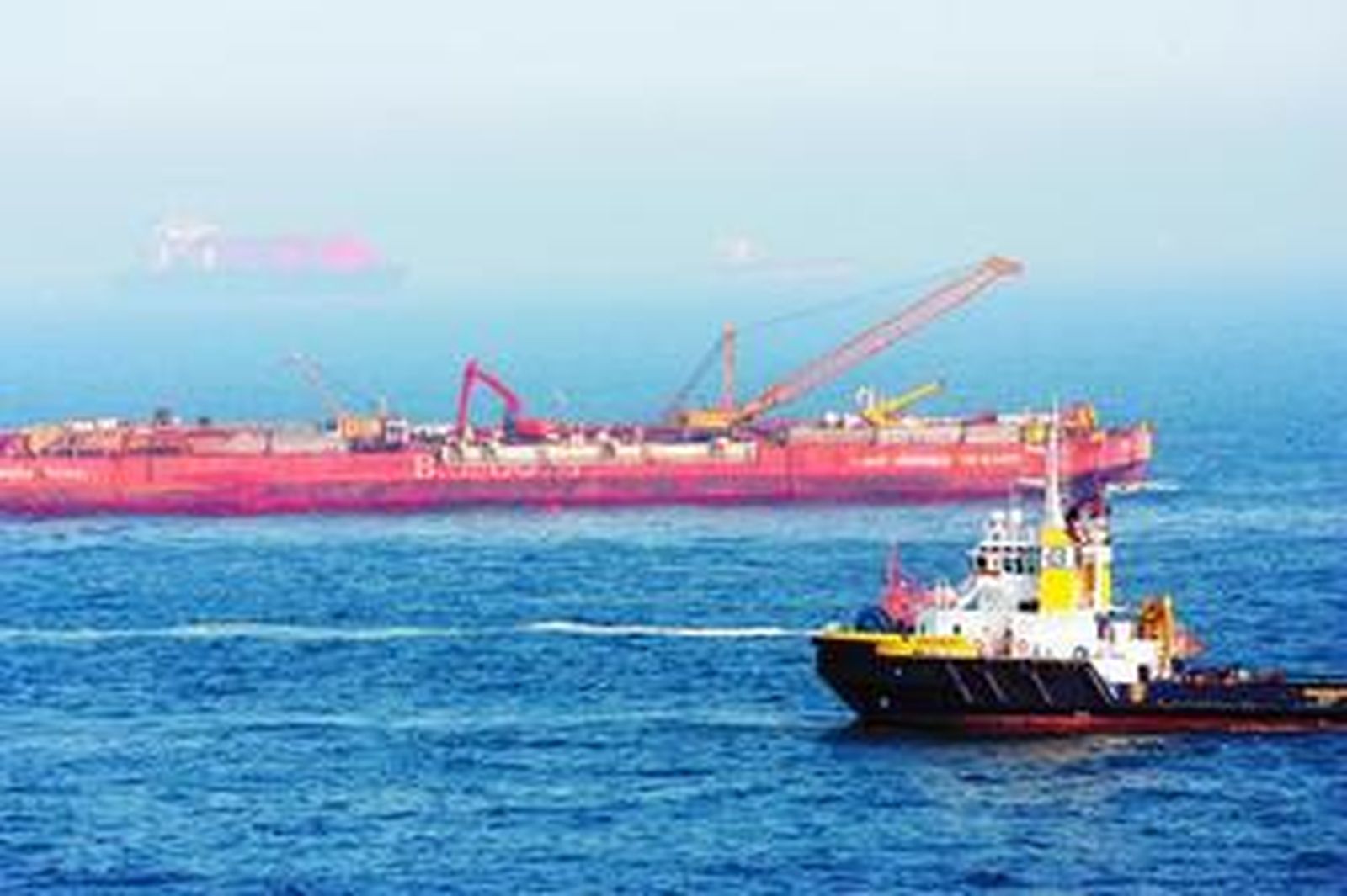 Lugar donde está hundido el 'New Flame' y que ofrece esta imagen tras recuperarse el puente de la cubierta.