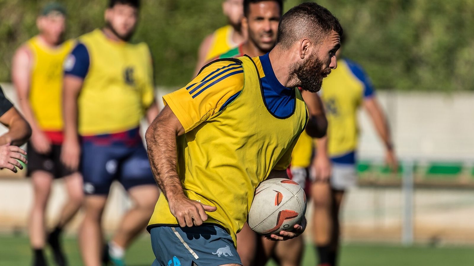 El argentino Guillo Mateu se ejercita con el resto de sus compañeros en La Cartuja.