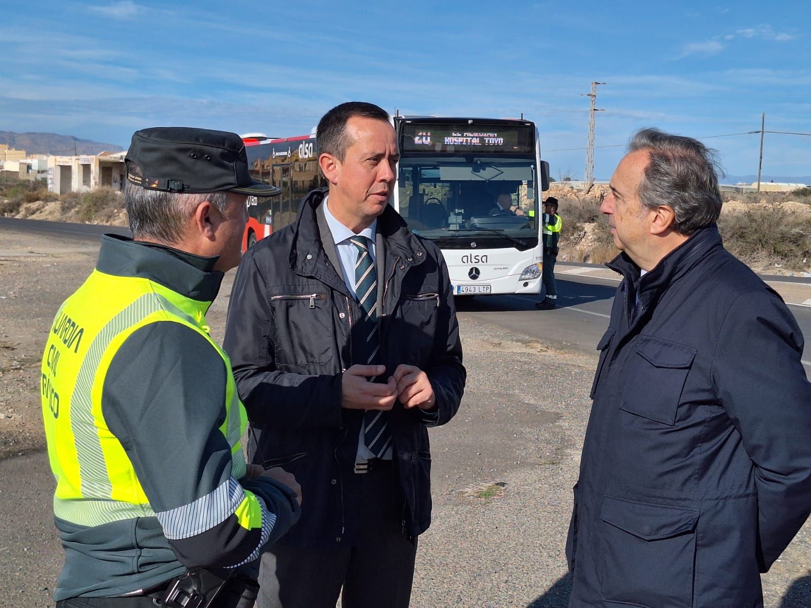 Subdelegado del Gobierno y jefe de Tráfico han visitado hoy un control de la Guardia Civil