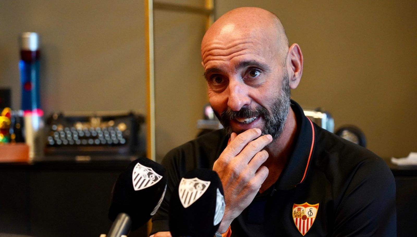Monchi, en el hotel de concentración del Sevilla en Duisburgo.