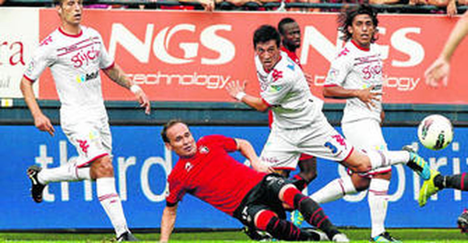 Nino, rodeado de defensores sportinguistas, fue el autor del primer gol del Osasuna.