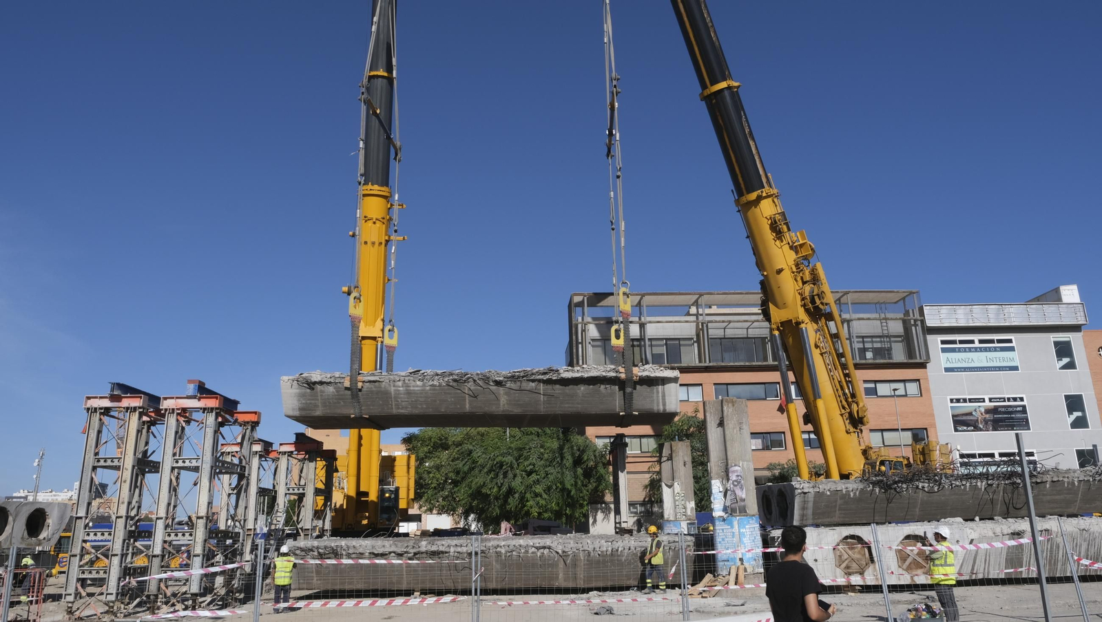 El Puente de la Avenida del Mediterráneo ya es historia, en imágenes