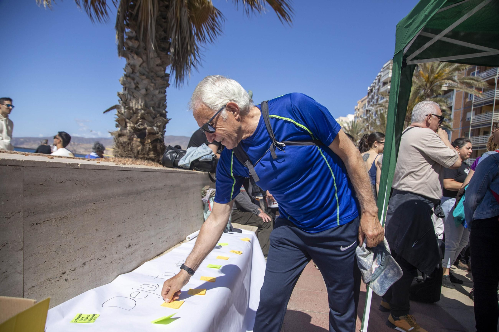 Imágenes de la manifestación en contra del negocio de la vivienda en Almería
