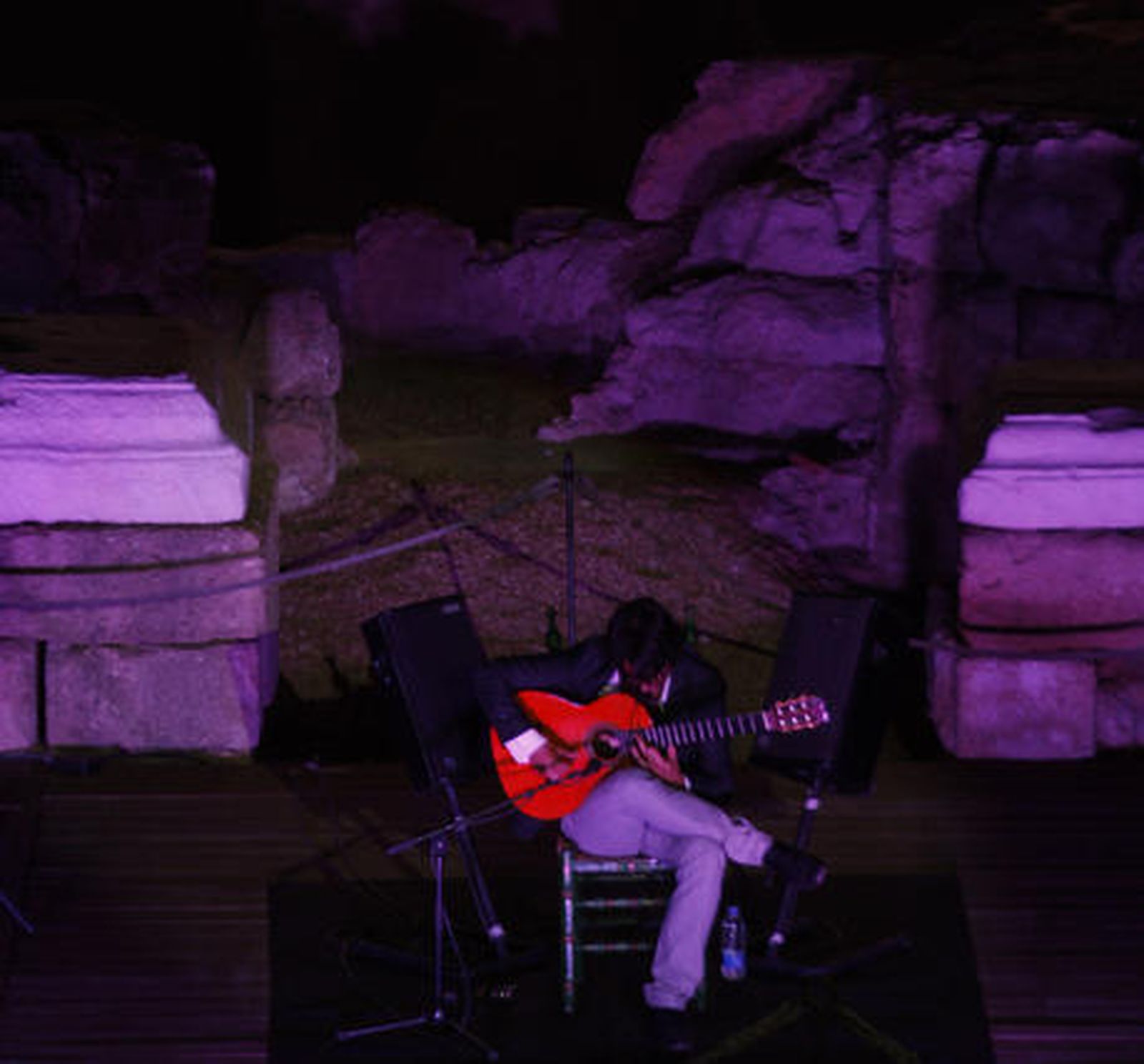 Las gradas del coliseo estrenaron aforo ante unos 400 invitados a un acto simbólico como la guitarra de Daniel Casares y el predicado de Carlos Álvarez como reclamo

Foto: Sergio Camacho