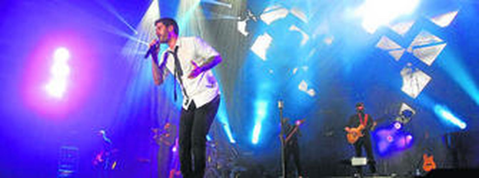 Melendi no decepcionó a los cinco mil asistentes al Palacio de los Juegos Mediterráneos.