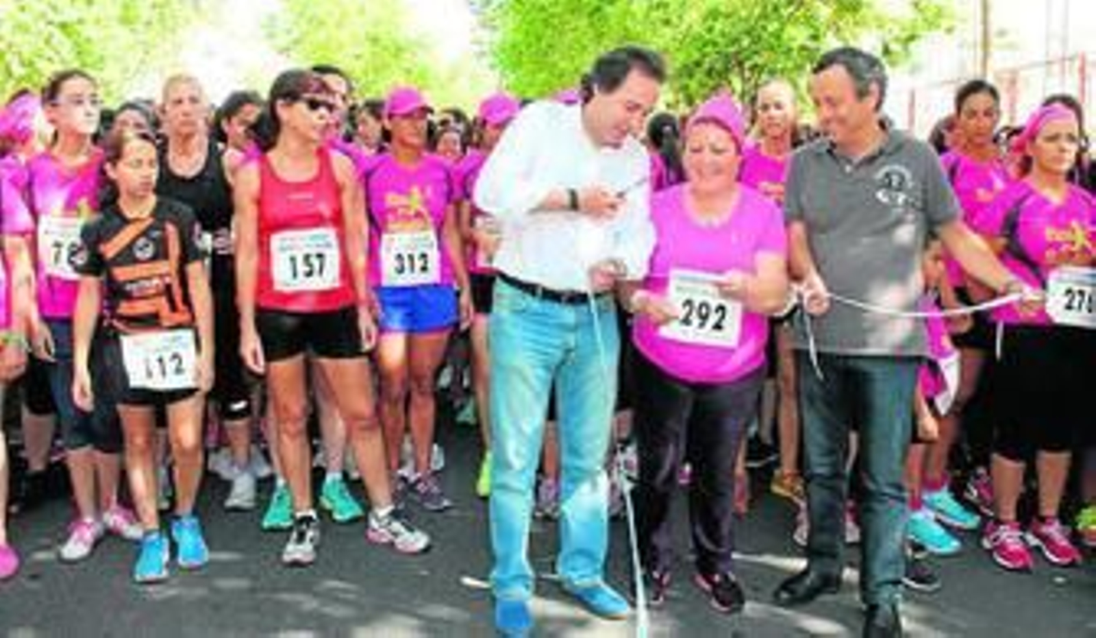 Momento del corte de la cinta justo antes del inicio de la carrera por las calles de Huelva.