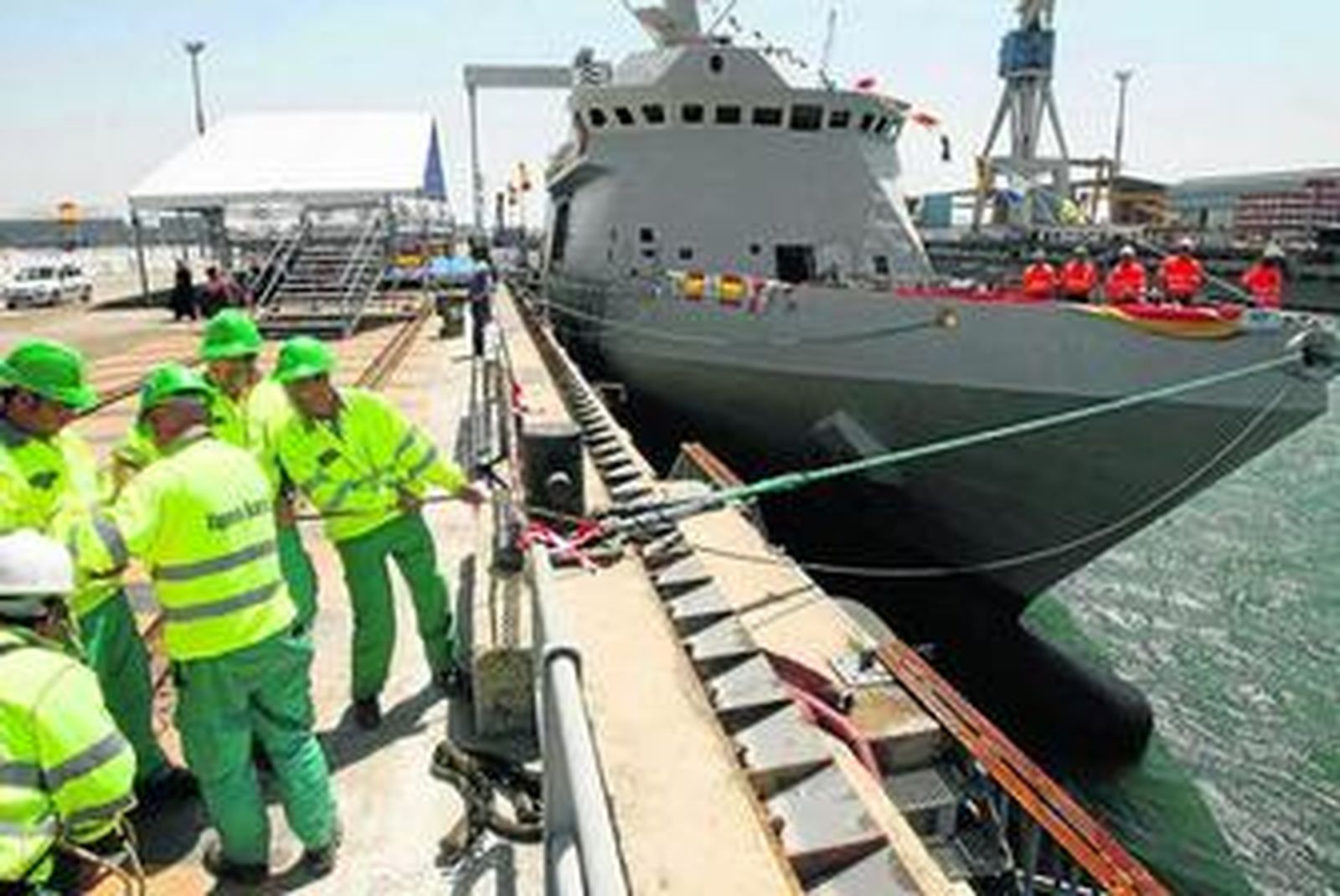 Uno de los BAM de la primera serie, durante la maniobra de amarre en el astillero de Puerto Real.