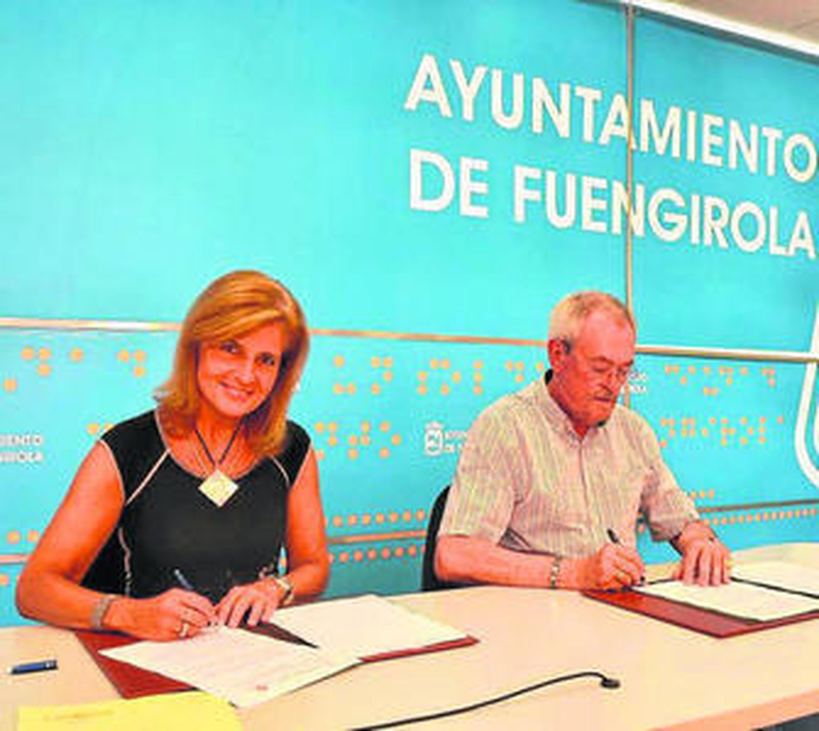 La alcaldesa de Fuengirola y el director del colegio Saviller, ayer.