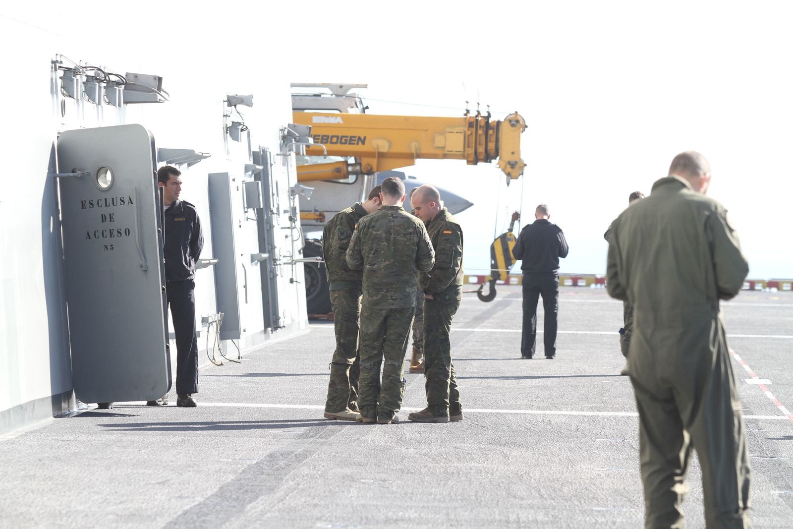 Imágenes de las primeras horas del portaaviones "Juan Carlos I" en el puerto de Huelva, durante su visita este fin de semana