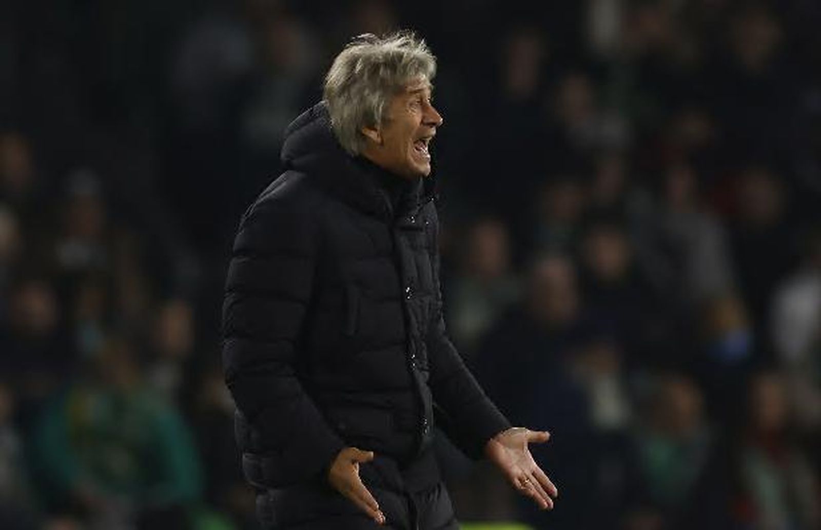 Pellegrini, enfadado en la banda durante el partido.