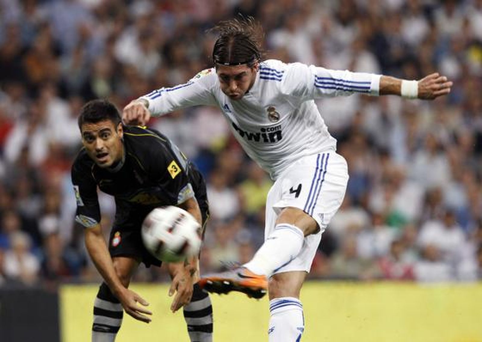 El Real Madrid gana al Espanyol en el Bernabéu. / Reuters