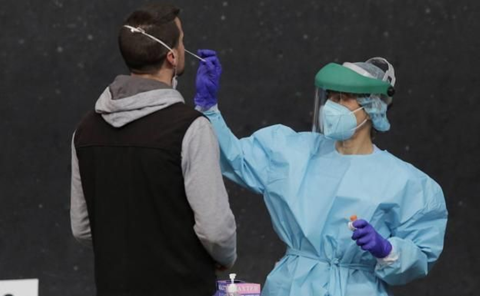 Una sanitaria realiza una prueba PCR a un posible paciente de coronavirus.