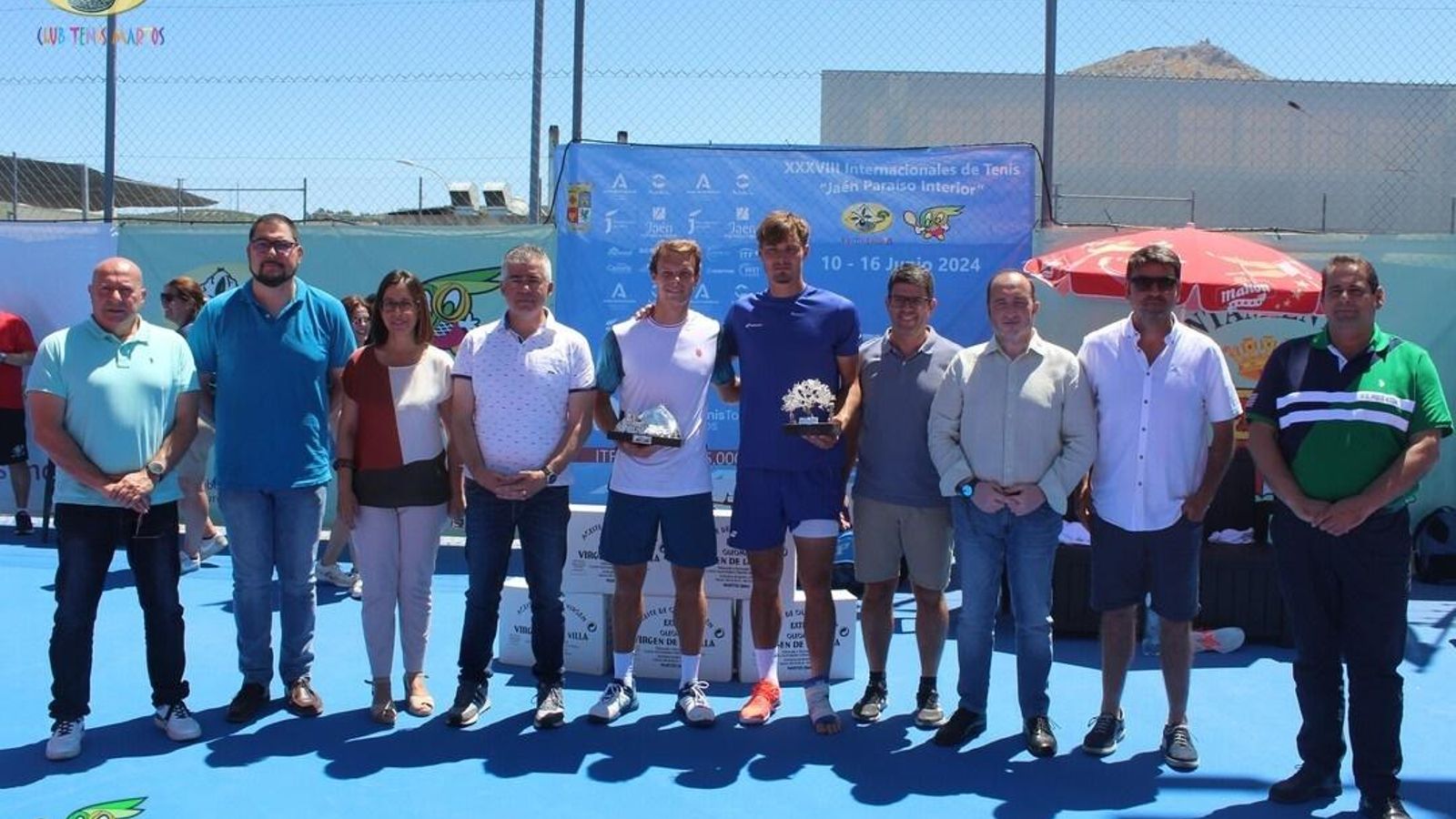 Autoridades y organizadores con los dos finalistas en al entrega de trofeos.
