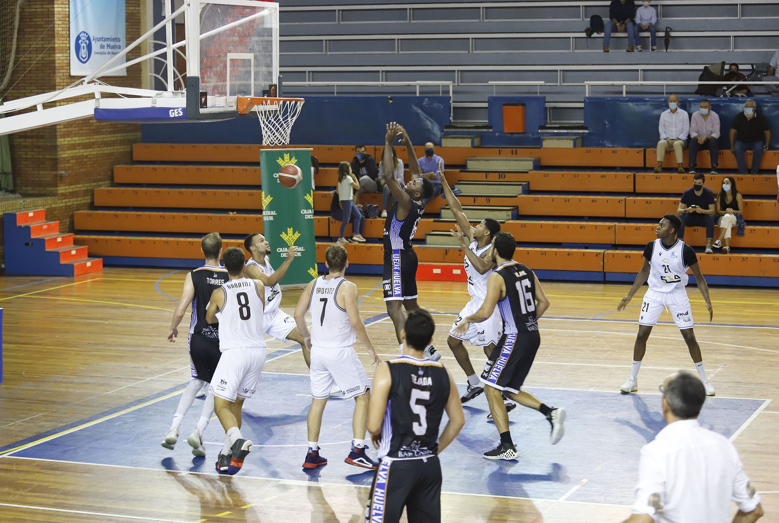 Un lance del encuentro que ambos equipos disputaron en la primera vuelta en el Estrada.
