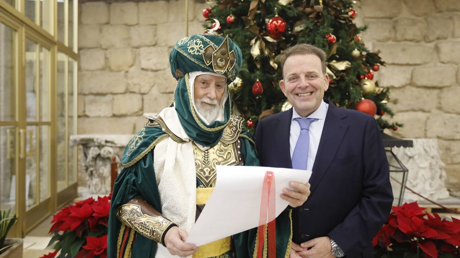 Julián Urbano, con el emisario real.