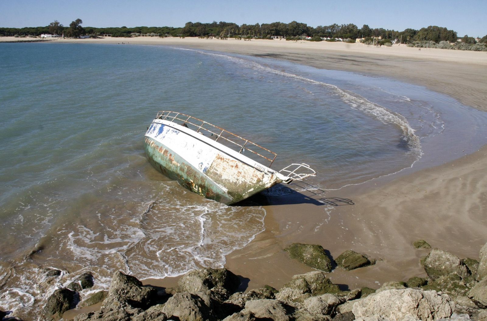 El barco encallado se eterniza en La Puntilla.