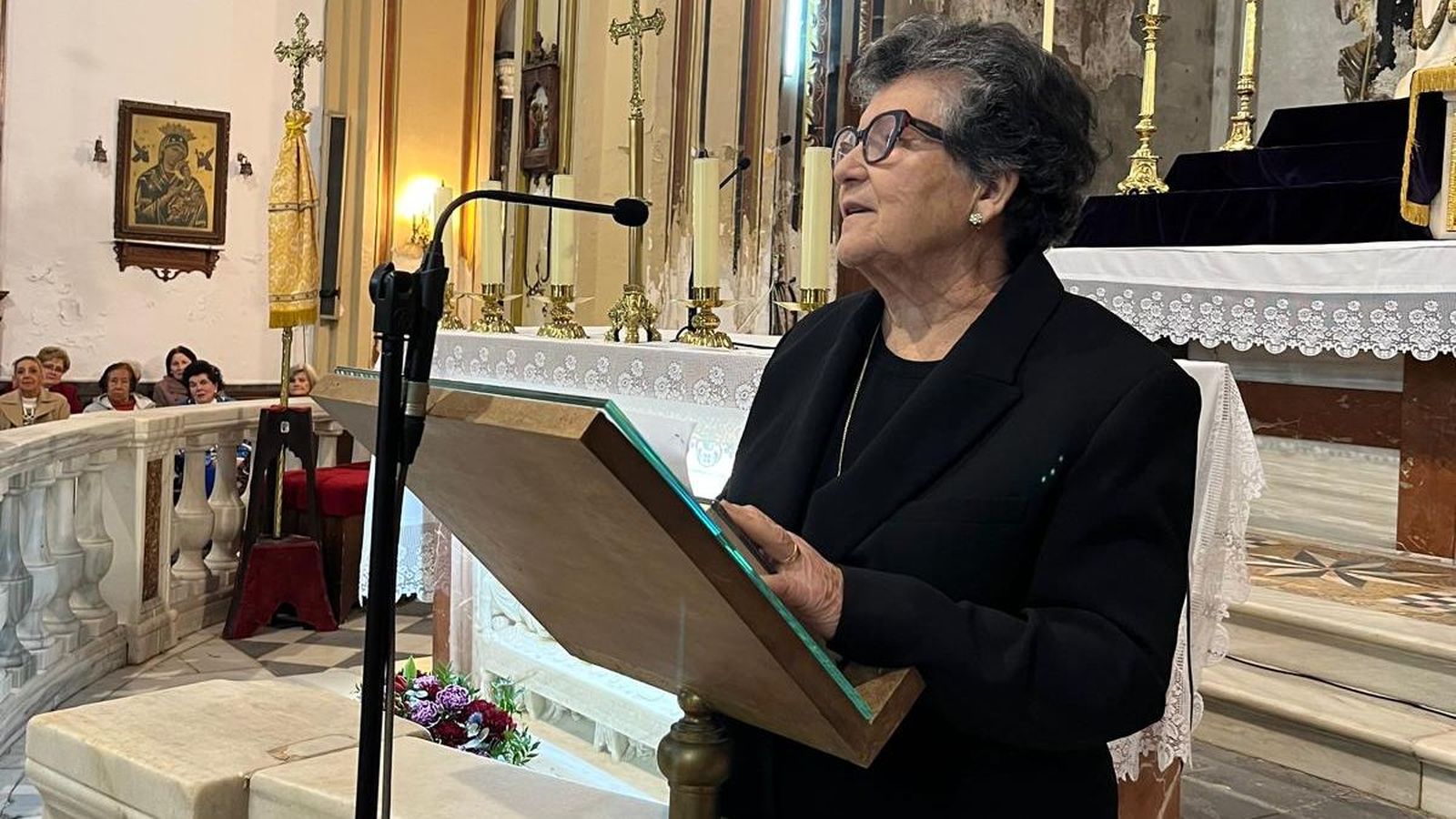 Momento del pregón de Juana Fernández.