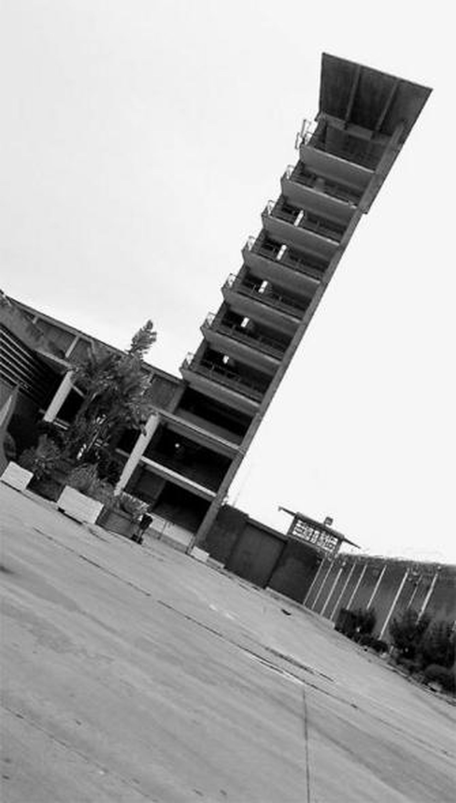 Vista de una de las torres de vigilancia de la prisión.