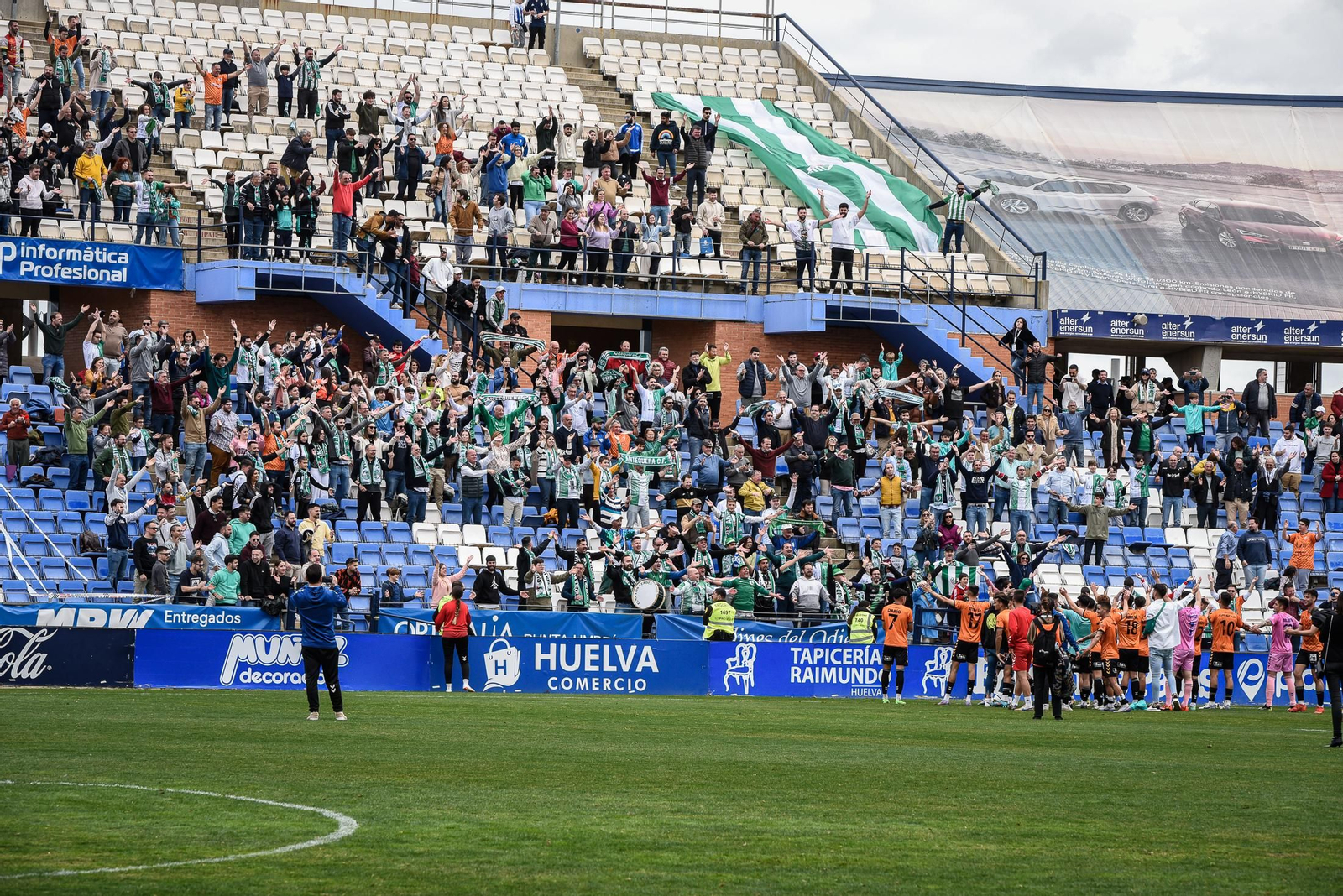 Imágenes de la afición en el Colombino en el Recreativo - Antequera