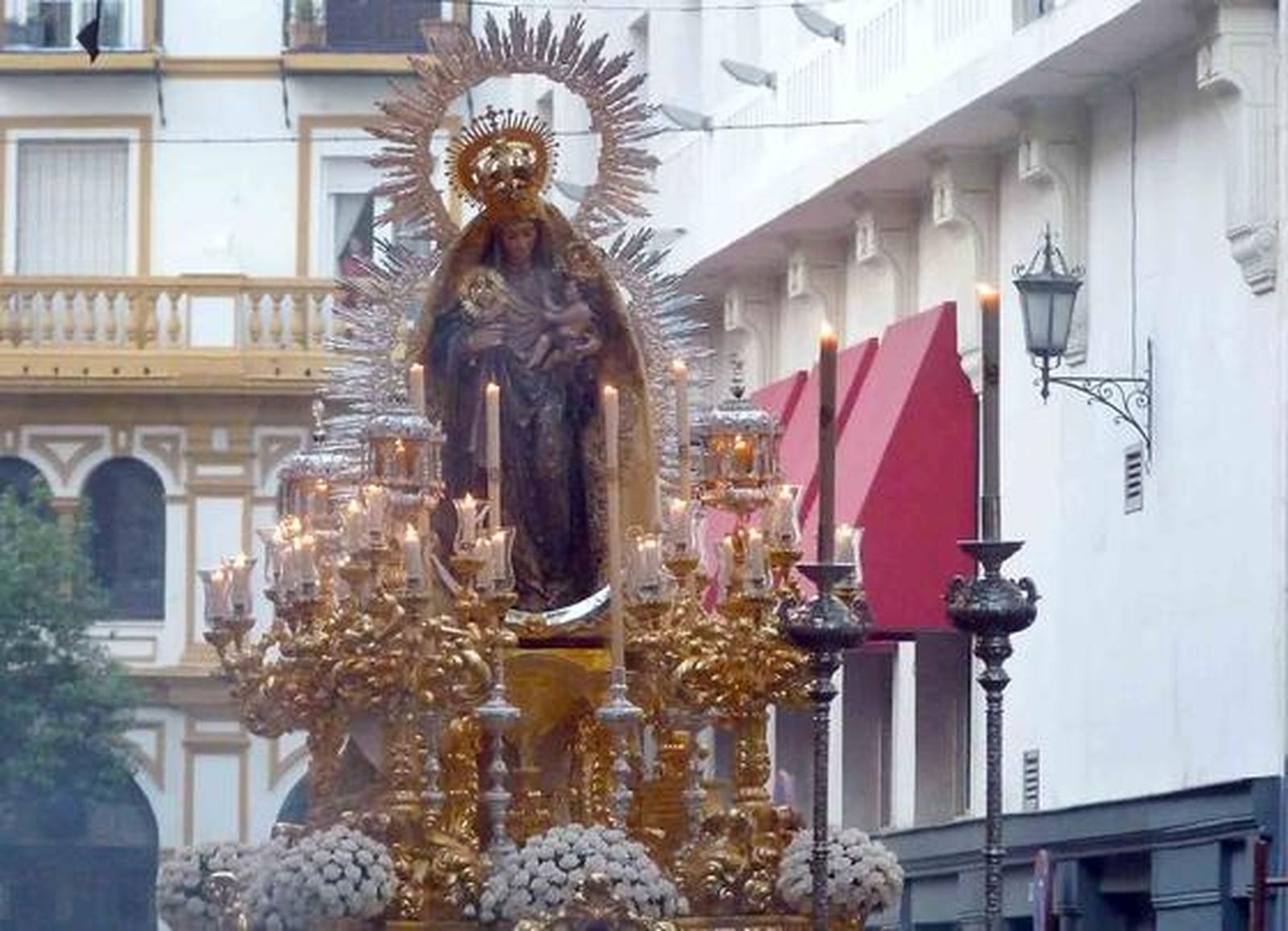 La incomparable Virgen del Amparo de la Magdalena culminó el programa de Glorias el domingo con una enorme afluencia de público.

Foto: Ruesga Bono