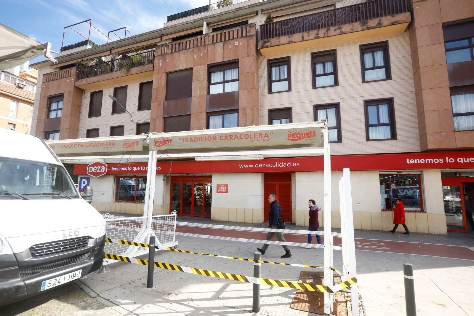 La instalación de los puestos de caracoles de Córdoba, en imágenes