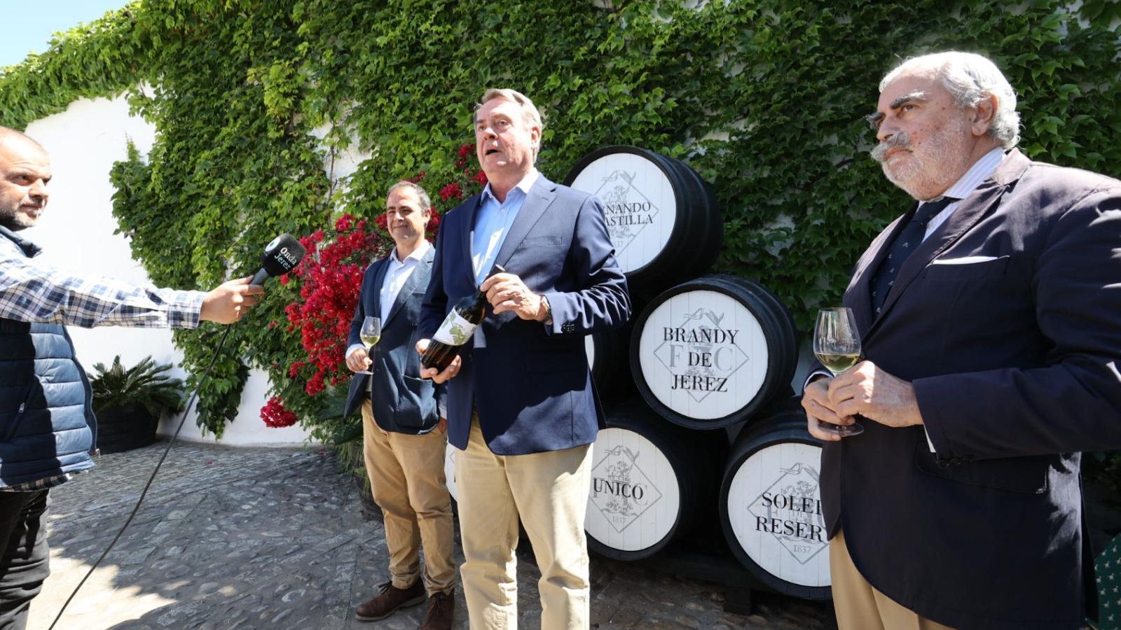 Jan Pettersen, de Bodegas Fernando Castilla, durante la presentación  de la nueva saca de primavera de su Fino en Rama
