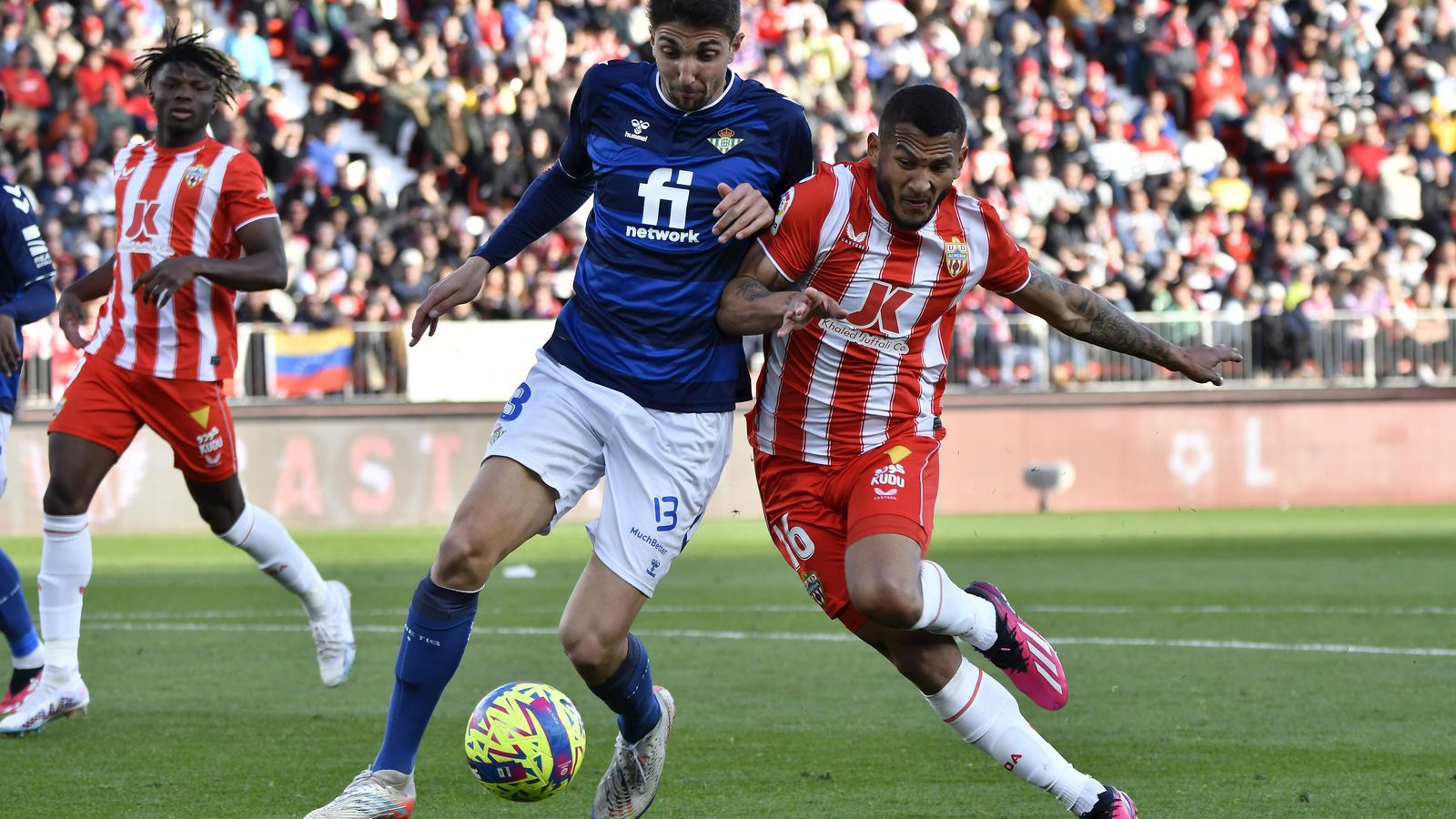 Édgar, ante Luis Suárez en el Almería-Betis de la pasada Liga.
