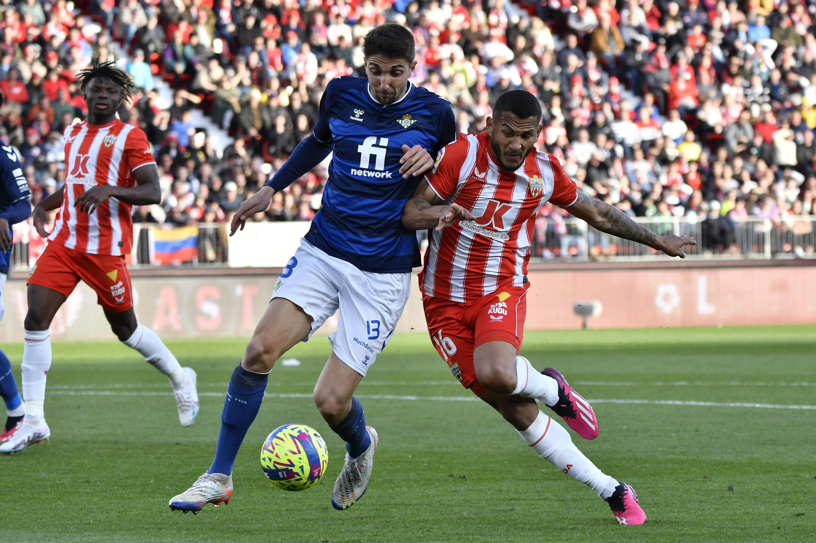 Édgar, ante Luis Suárez en el Almería-Betis de la pasada Liga. Édgar, ante Luis Suárez en el Almería-Betis de la pasada Liga.
