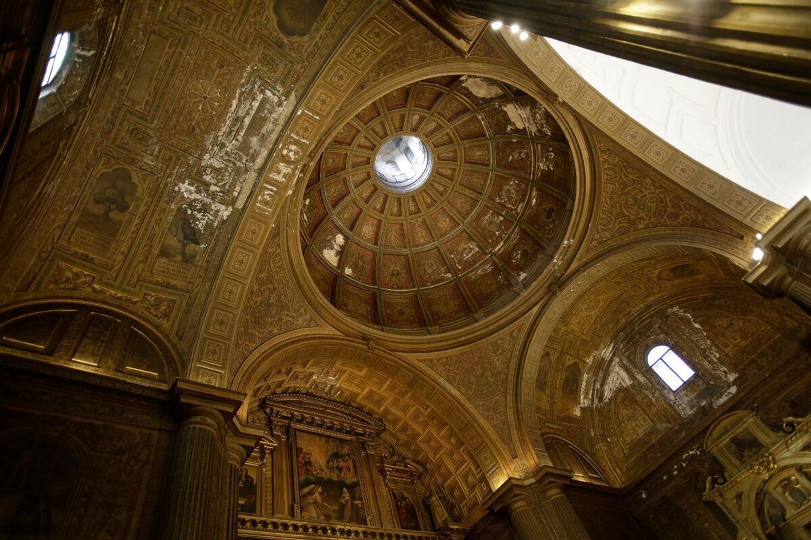 La cúpula desde el interior del templo, donde se observa la incidencia del agua en las pinturas.
