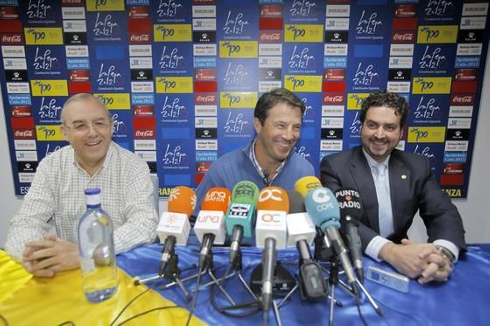 El técnico sonríe escoltado por Rodríguez Murillo y García Marichal. 

Foto: Jesús Marín