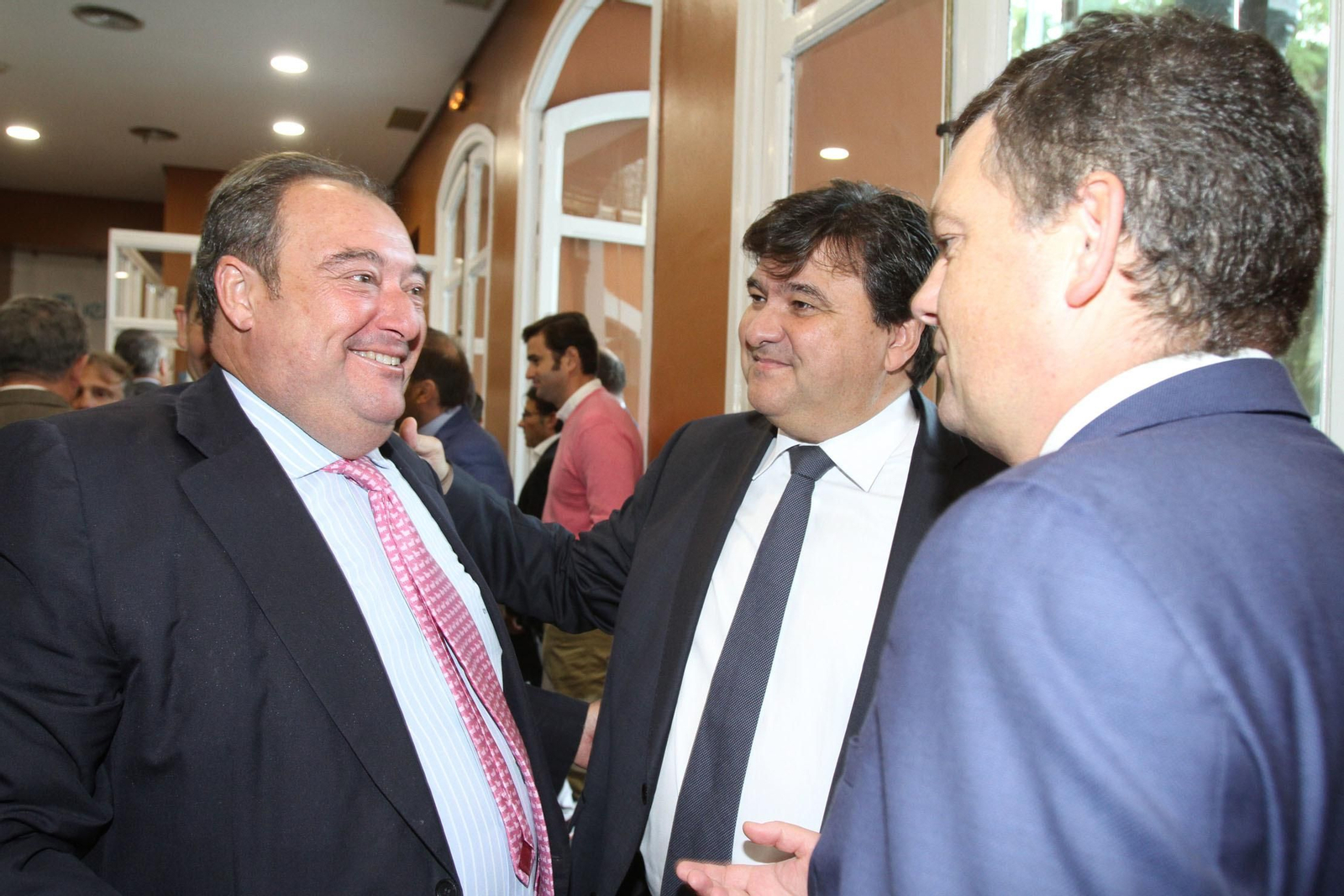 Imágenes de la conferencia y desayuno-coloquio de Gabriel Cruz, alcalde de Huelva