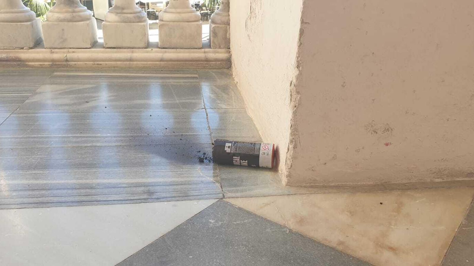 El bote de humo lanzado contra el Ayuntamiento.