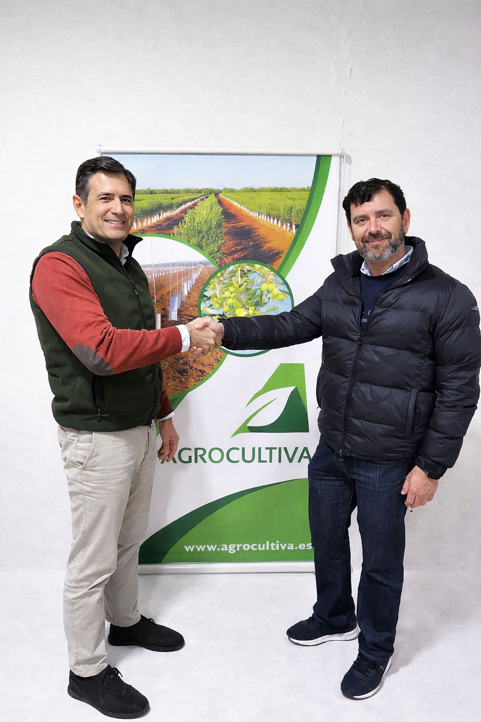 Alberto Jurado, nuevo director general de Agrocultiva, estrecha la mano con Juan Ruiz Maqueda, propietario de la compañía.