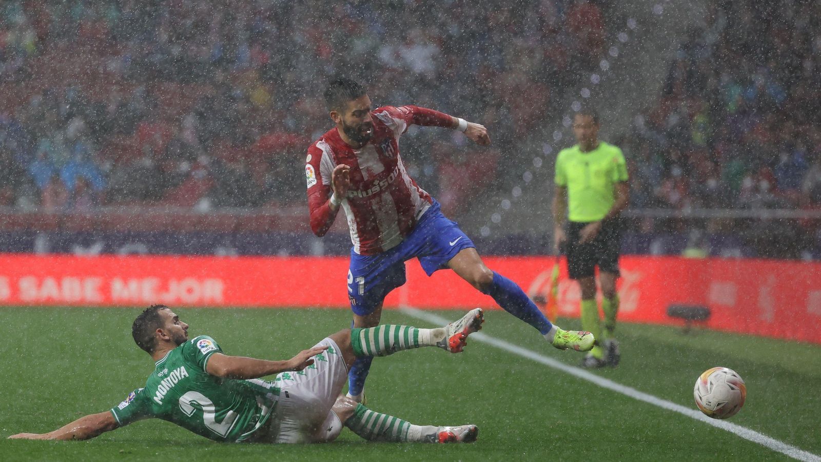 Montoya bloquea una entrada de Carrasco.