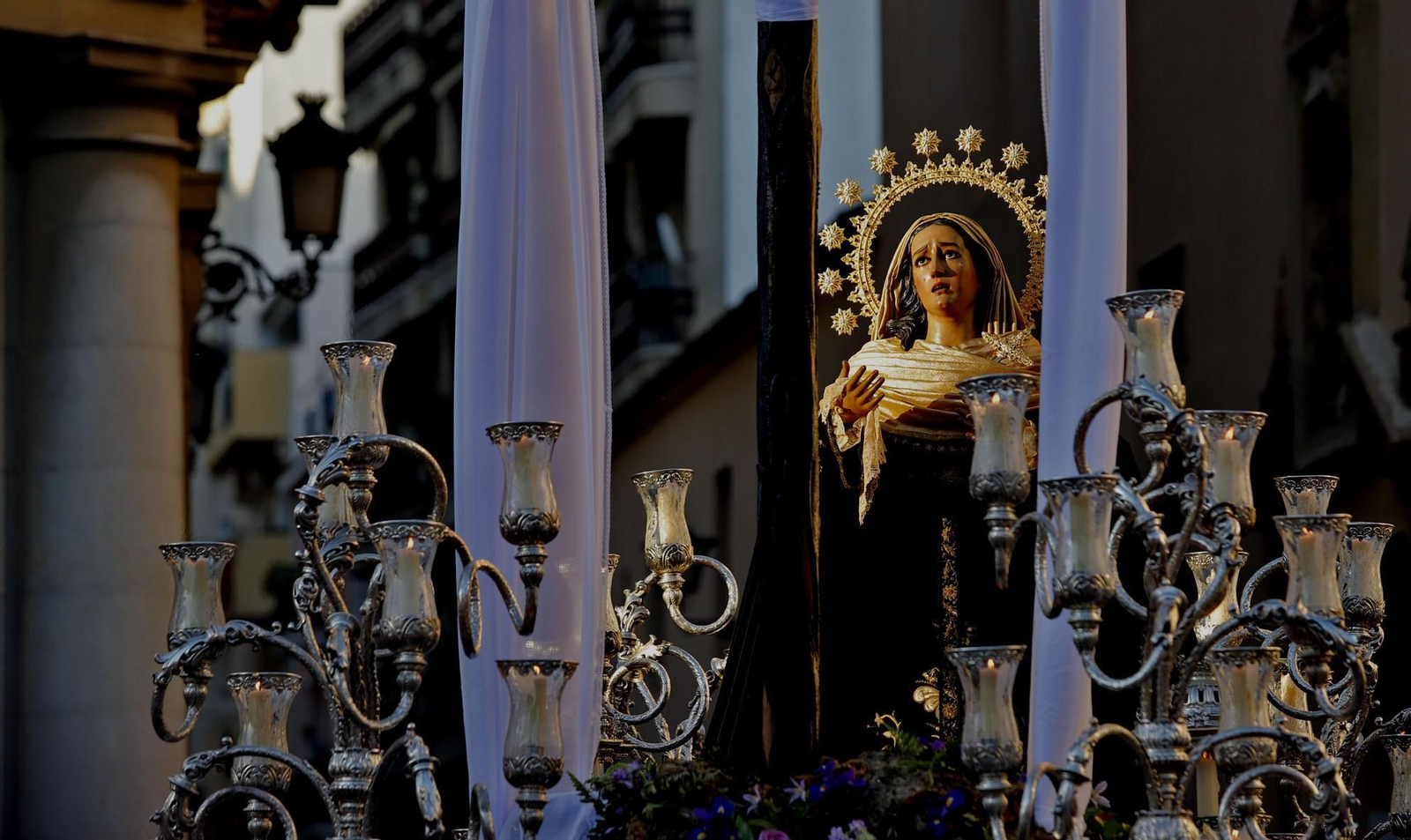La Hermandad de la Buena Muerte procesiona por las calles de Huelva
