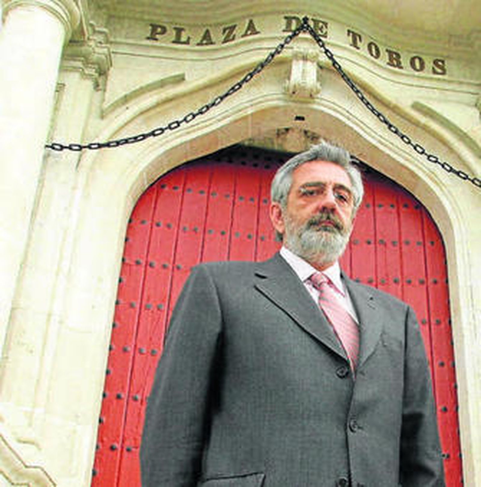 Eduardo Canorea, delante de la Puerta del Príncipe de la Maestranza.