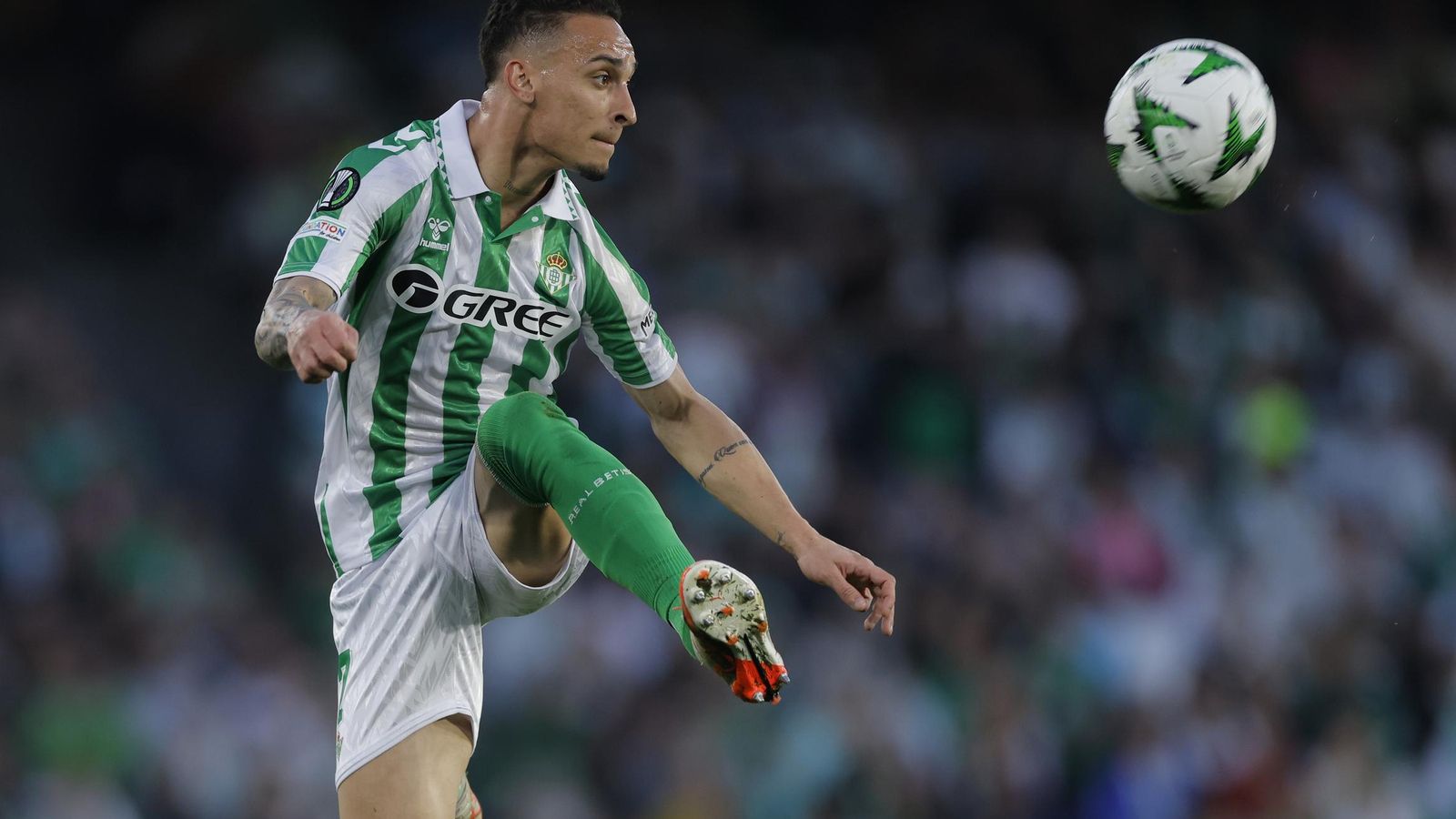 Antony intenta controlar la pelota con calidad.