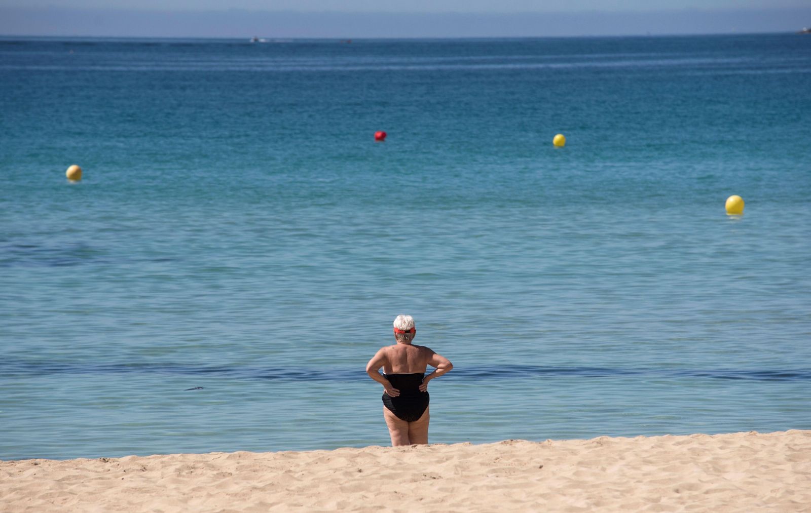 Así opinan los lectores: pagar 1.900 euros a desempleados para vigilar las playas es una medida populista y efectista