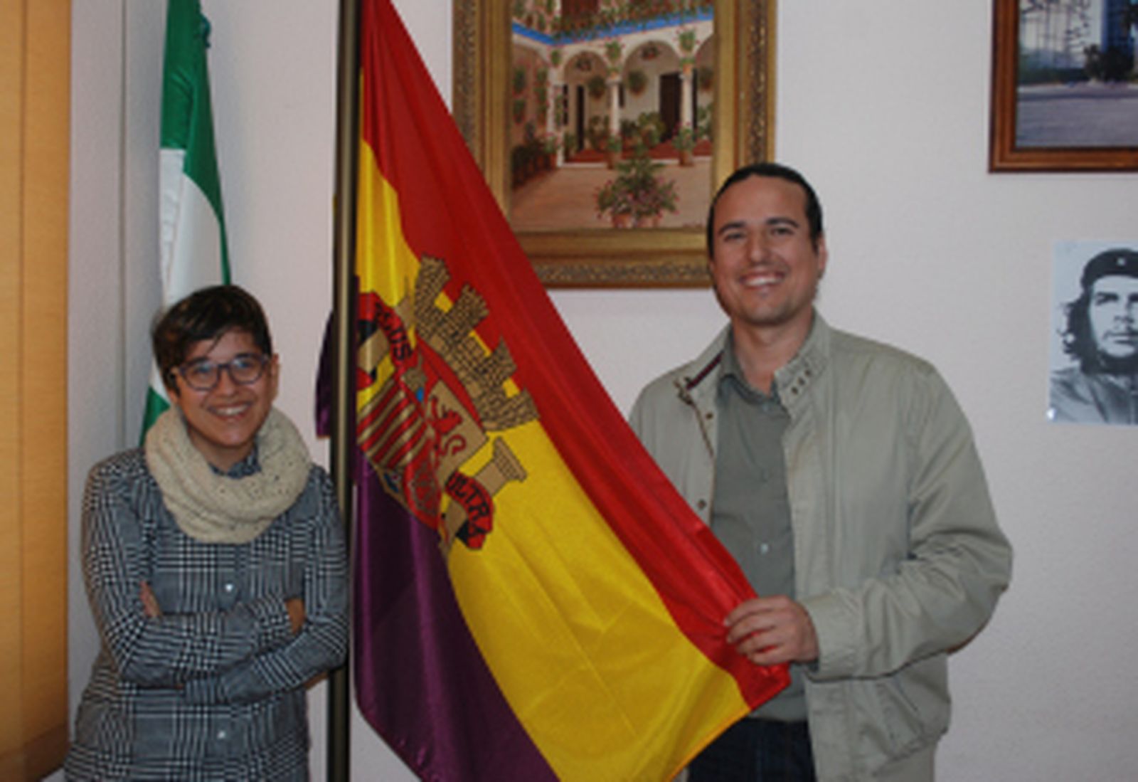La bandera republicana se muda de Comercio al despacho de IU