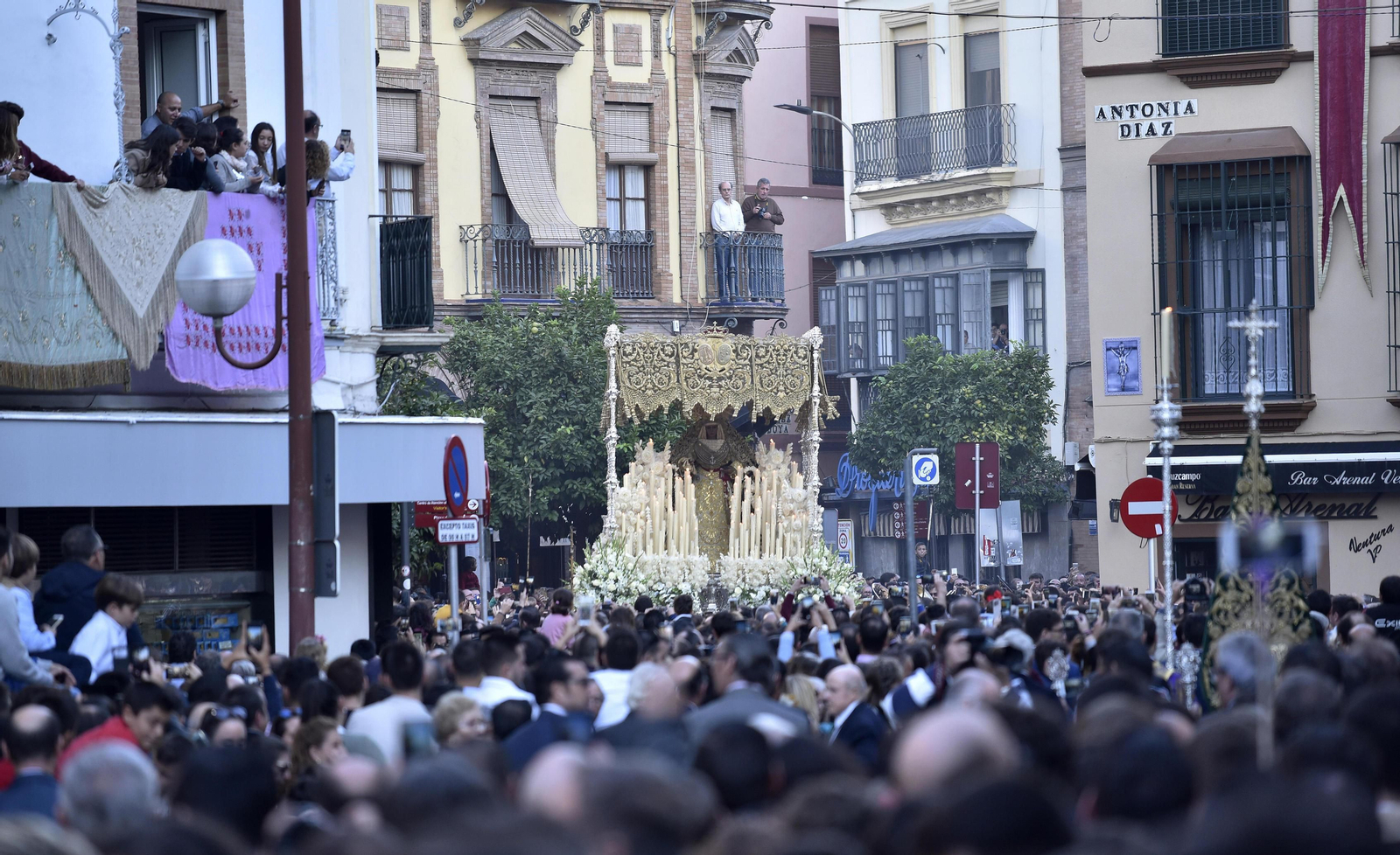 El regreso de la Esperanza de Triana, en imágenes