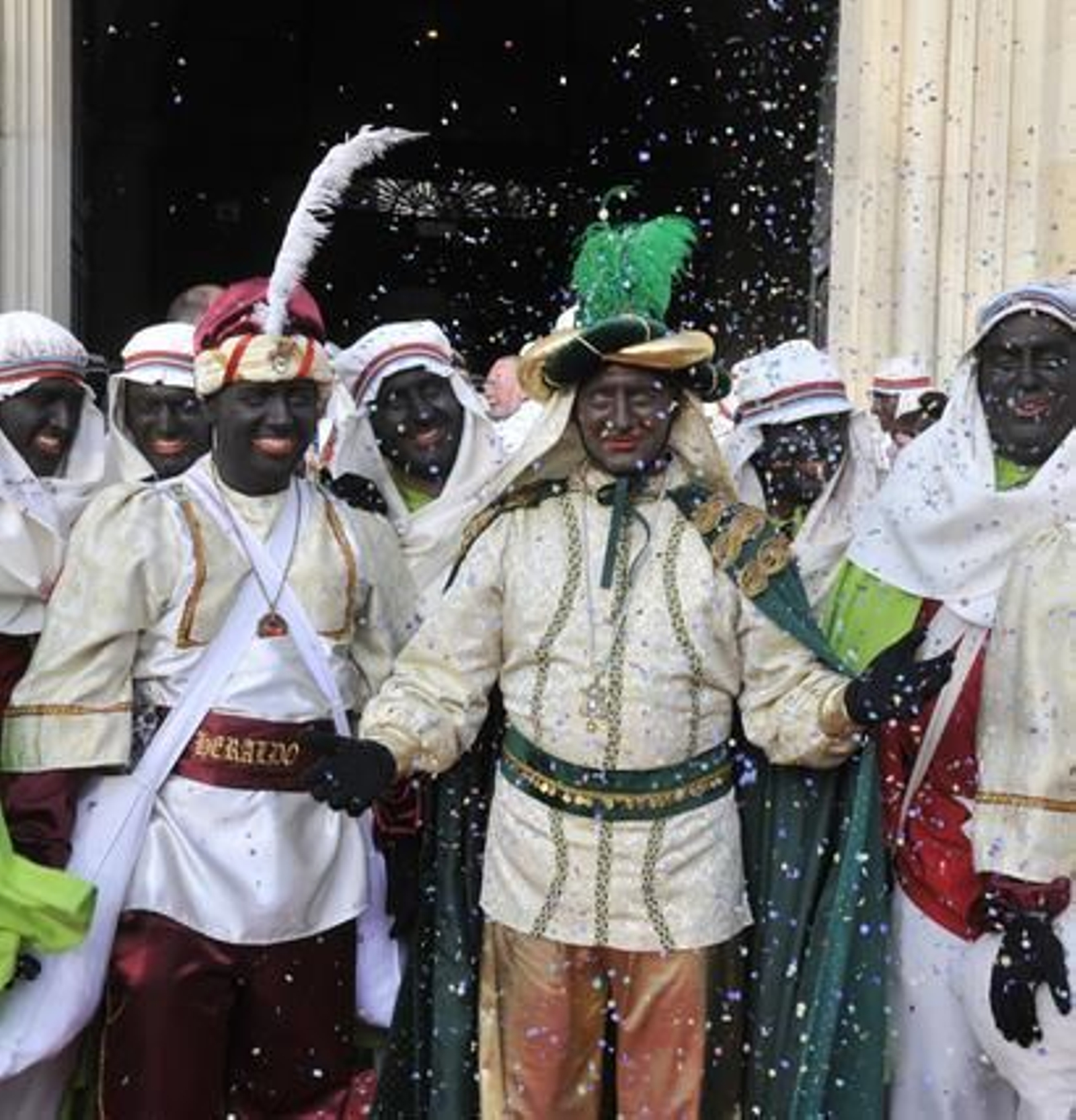 El heraldo, junto a los beduinos, en la salida de la Cabalgata de los Reyes Magos desde el Rectorado de la Universidad de Sevilla. 

Foto: Juan Carlos Vázquez