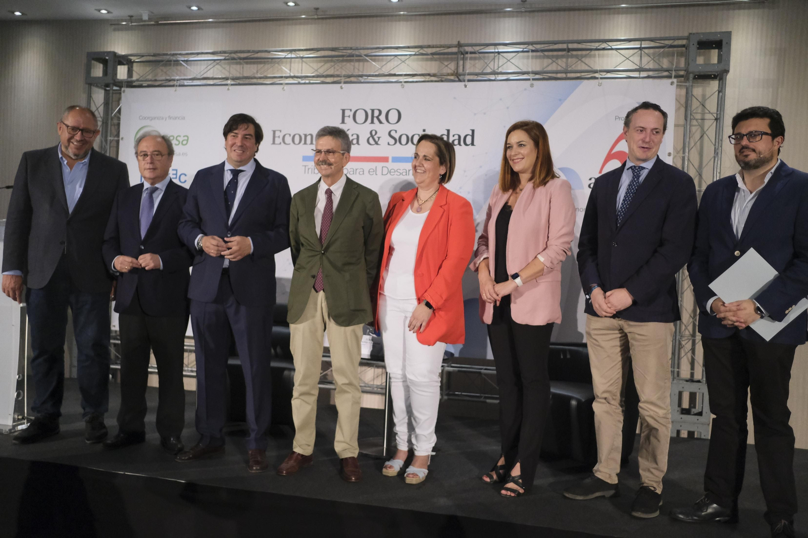 José Luis Navarro, en el centro, con autoridades y empresarios en el foro de Asfaco.