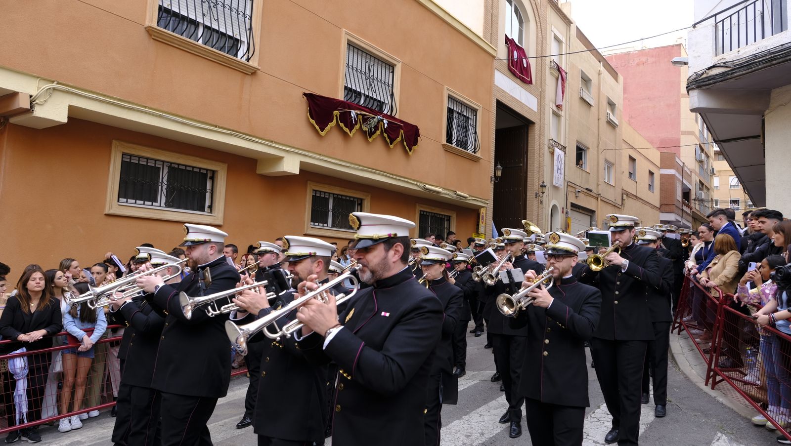 La Procesión de Los Ángeles de sobrepuso a la lluvia, en imágenes